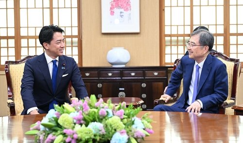 고이즈미(왼쪽) 일본 농림바카라사이트 주사위대신과 조현 외교부 장관 (출처=연합바카라사이트 주사위)