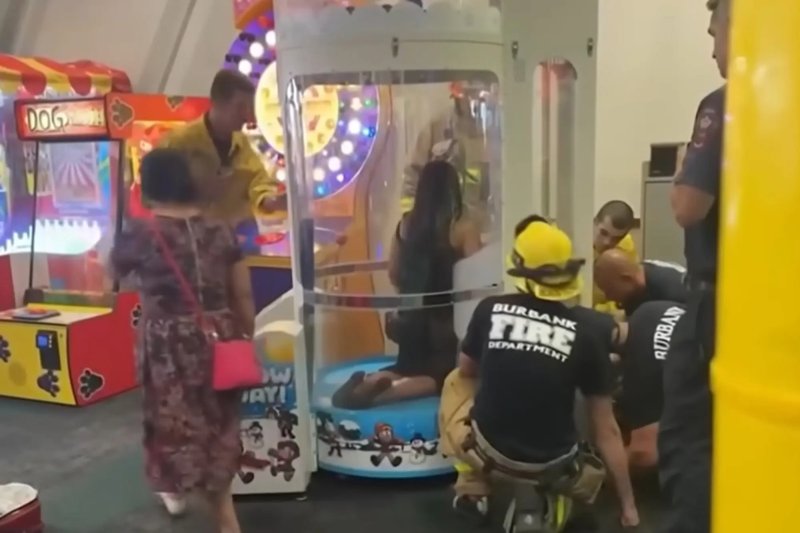 구멍에 손 넣었다가…어린이용 게임기에 갇혀 곤욕 치른 여성