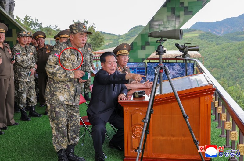 북한은 지난 11일 조선인민군 대연합부대관하 전술적 포병구분대들의 사격훈련경기를 진행했다고 조선중앙통신이 12일 보도했다. 중앙통신이 발행한 사진을 보면 유창선(붉은 원)은 오른쪽 가슴에 '총참모부 포병국 국장 유창선'이란 명찰을 달고 이번 훈련에 참관 했으며, 소장(별 1개) 계급장을 달고 있다. 북한은 지난 5월에 당 중앙군사위 확대회의를 열고 포병국장 등 군 주요 간부를 새로 임명했다고 보도했으나 명단은 밝히지 않았다. 조선중앙통신 캡처