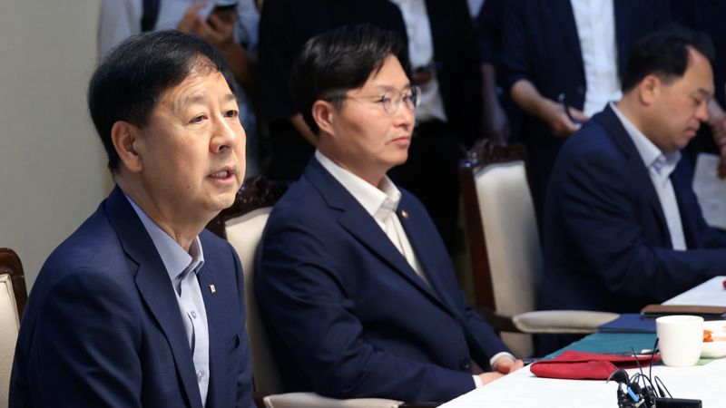 구윤철 경제부총리 겸 기획재정부 장관이 12일 서울 종로구 정부서울청사에서 KAIST(한국과학기술원), UNIST(울산과학기술원), GIST(광주과학기술원), DGIST(대구경북과학기술원) 등 4대 과학기술원 총장과 간담회를 갖고 있다. 사진=서동일 기자