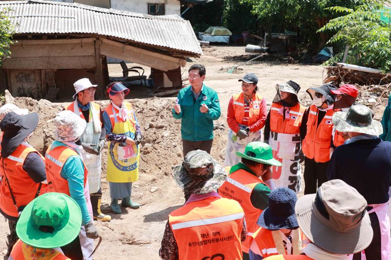 이상일 용인시장이 지난 7월 25일 가평군 수해 현장을 찾아 복구작업에 참여했다. 용인시 제공