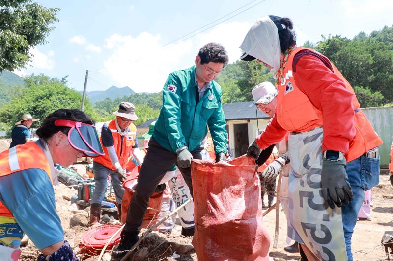 이상일 용인시장이 7월 25일 가평군의 수해복구 현장에서 용인시자원봉사센터의 레디용 봉사단과 함께 피해복구 작업을 진행 중이다. 용인시 제공