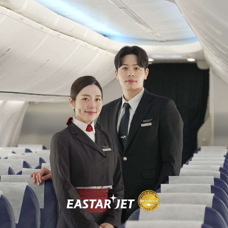 이스타항공 승무원들이 객실에서 포즈를 취하고 있다. 이스타항공 제공