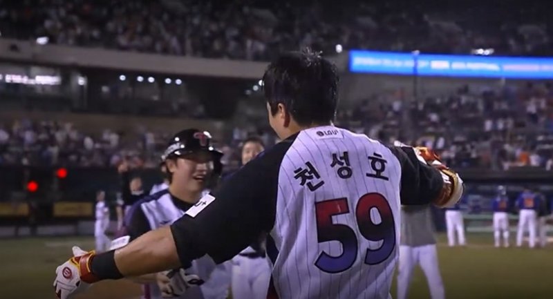 8일 끝내기 안타 친 뒤 손용준과 포옹하는 천성호(오른쪽) (출처=연합뉴스)