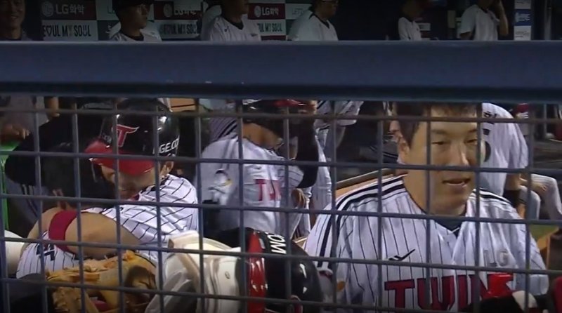 7일 두산전에서 번트 실수한 박관우(왼쪽)를 달래주는 박해민 (출처=연합뉴스)