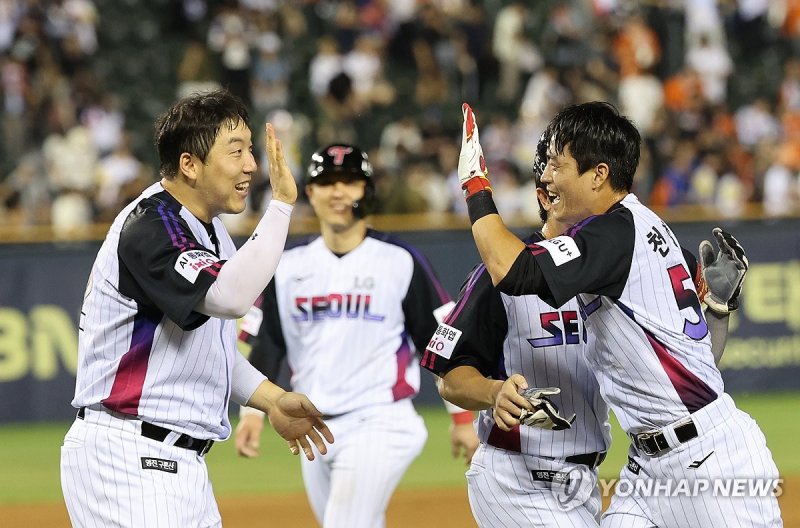 끝내기 주인공 천성호와 김현수의 하이파이브 (출처=연합뉴스)
