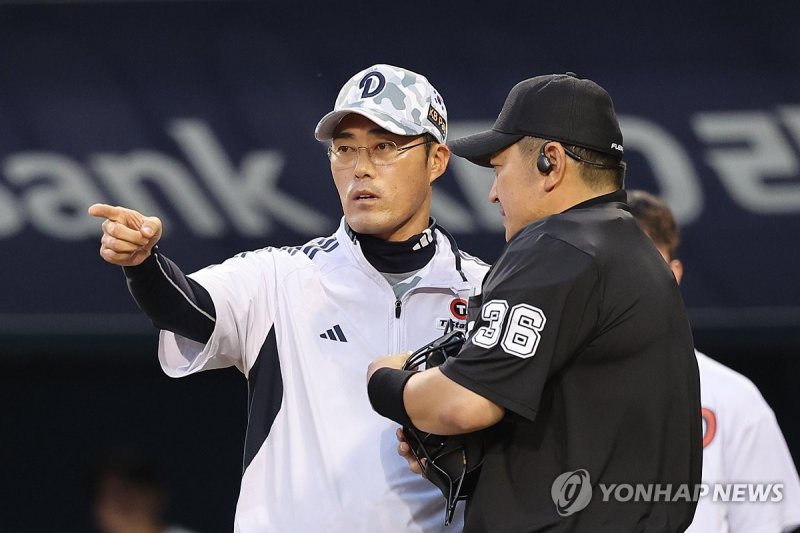 심판진에게 항의하는 조성환 감독대행 (출처=연합뉴스)