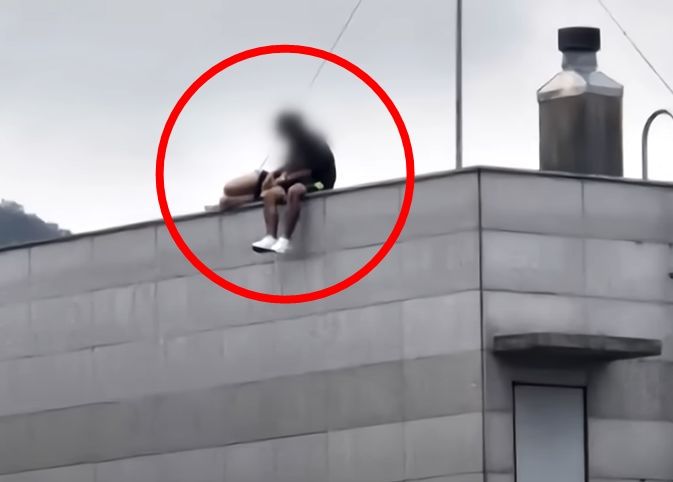 옥상 난간에서 '아슬아슬' 애정행각 커플, 경찰 출동하자 한 말이...