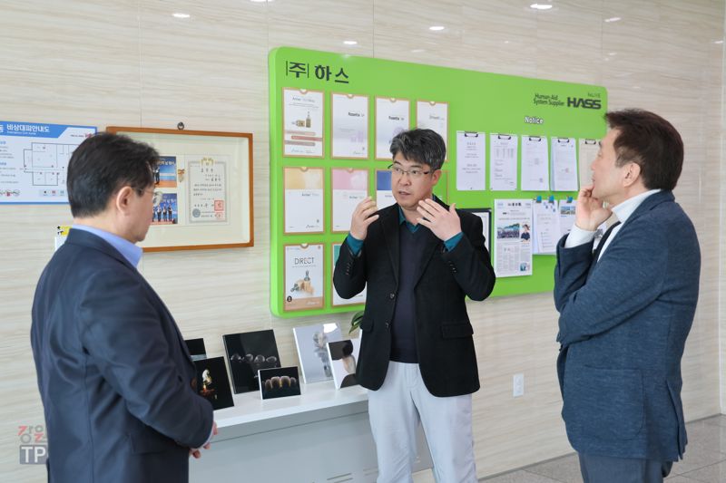 치아용 보철수복 소재 전문 제조기업 하스 김용수 대표(가운데)가 강원특별자치도, 강원테크노파크 관계자들에게 제품에 대해 설명하고 있다. 강원테크노파크 제공