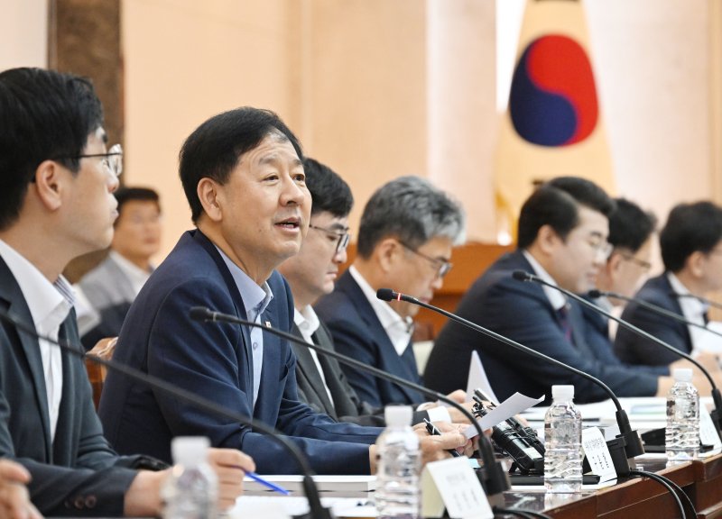 구윤철 부총리 겸 기획재정부 장관이 12일 서울 종로구 정부서울청사에서 열린 '제27차 국유재산정책심의위원회'에서 모두발언을 하고 있다. 기획재정부