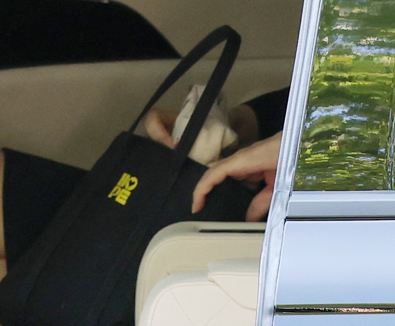 김건희 여사가 지난 12일 오전 서울 서초구 서울중앙지법에서 열린구속 전 피의자 심문(영장실질심사)에 출석하고 있다. 사진은 김 여사의 가방에 쓰여진 'HOPE(희망)' 글씨./사진=뉴스1