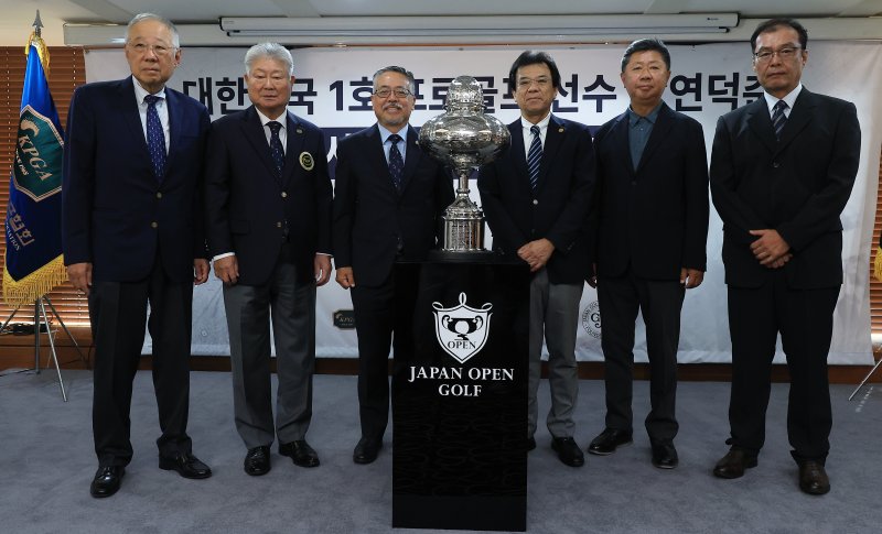12일 오전 서울 중구 태평로 한국프레스센터 서울클럽홀에서 열린 대한민국 1호 프로골프 선수 고 연덕춘 고문 일본오픈 트로피 복원 기념식에서 류진 풍산그룹 회장(왼쪽부터)과 문홍식 KPGA 고문, 김원섭 KPGA 회장, 야마나카 히로시 일본골프협회(JGA) 최고 운영 책임자, 강형모 KGA 회장, 고 연덕춘 고문의 이손 문성욱 KPGA 프로가 기념 촬영을 하고 있다. 2025.8.12/뉴스1 ⓒ News1 박정호 기자