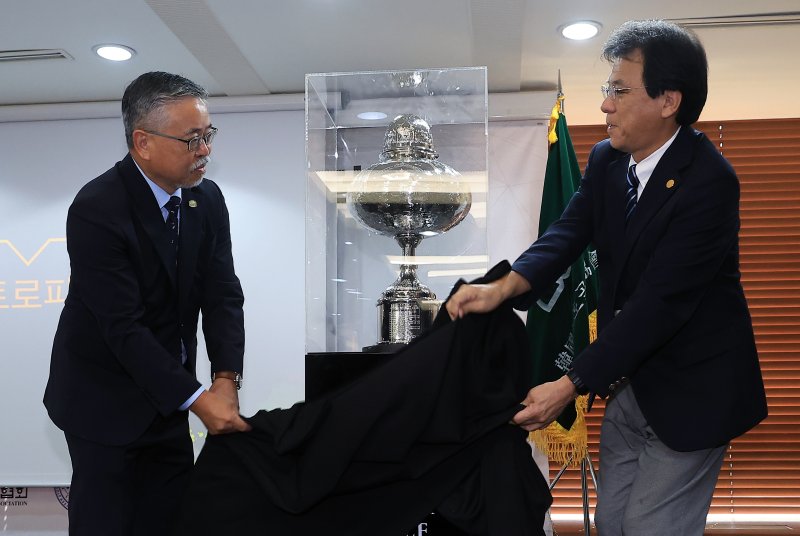 김원섭 KPGA 회장(왼쪽)과 야마나카 히로시 일본골프협회(JGA) 최고 운영 책임자가 12일 오전 서울 중구 태평로 한국프레스센터 서울클럽홀에서 열린 대한민국 1호 프로골프 선수 고 연덕춘 고문 일본오픈 트로피 복원 기념식에서 복원 트로피를 공개하고 있다. ⓒ News1 박정호 기자