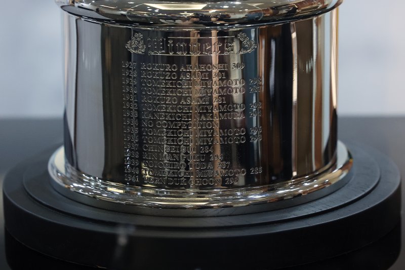 12일 오전 서울 중구 태평로 한국프레스센터 서울클럽홀에서 열린 대한민국 1호 프로골프 선수 고 연덕춘 고문 일본오픈 트로피 복원 기념식에서 복원 트로피가 공개되고 있다. 가장 아래 연덕춘 고문의 이름이 수정되어 있다. 2025.8.12/뉴스1 ⓒ News1 박정호 기자