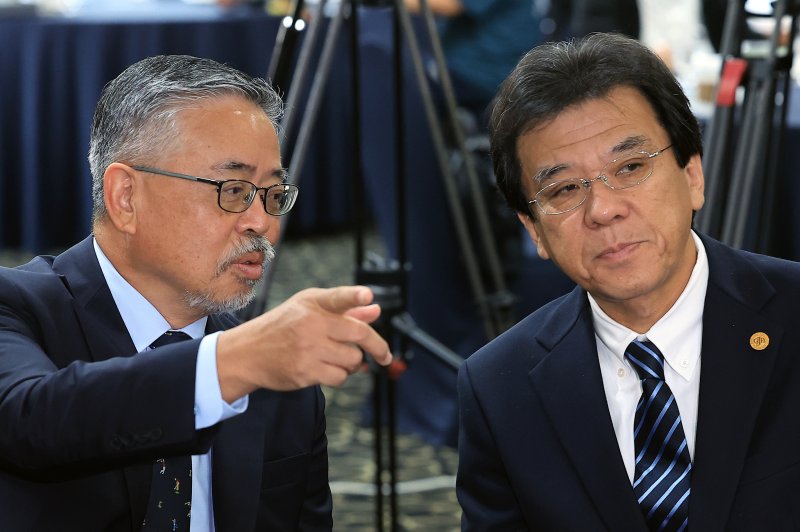 김원섭 KPGA 회장(왼쪽)과 야마나카 히로시 일본골프협회(JGA) 최고 운영 책임자가 12일 오전 서울 중구 태평로 한국프레스센터 서울클럽홀에서 열린 대한민국 1호 프로골프 선수 고 연덕춘 고문 일본오픈 트로피 복원 기념식에서 대화를 나누고 있다. 2025.8.12/뉴스1 ⓒ News1 박정호 기자