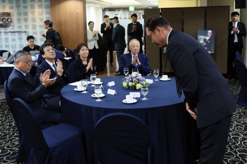 고 연덕춘 고문의 이손 문성욱 KPGA 프로가 12일 오전 서울 중구 태평로 한국프레스센터 서울클럽홀에서 열린 대한민국 1호 프로골프 선수 고 연덕춘 고문 일본오픈 트로피 복원 기념식에서 인사를 하고 있다. 2025.8.12/뉴스1 ⓒ News1 박정호 기자