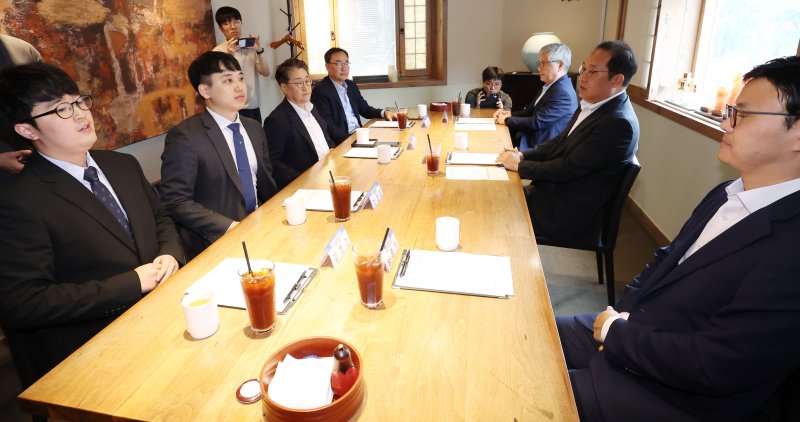 [서울=뉴시스] 추상철 기자 = 김국일(오른쪽 두번째) 보건복지부 보건의료정책관과 한성존(왼쪽 두번째) 대한전공의협의회 비대위원장 등 참석자가 7일 오전 서울 종로구 달개비에서 열린 전공의 수련협의체 3차 회의 시작에 앞서 대화하고 있다. 2025.08.07. scchoo@newsis.com