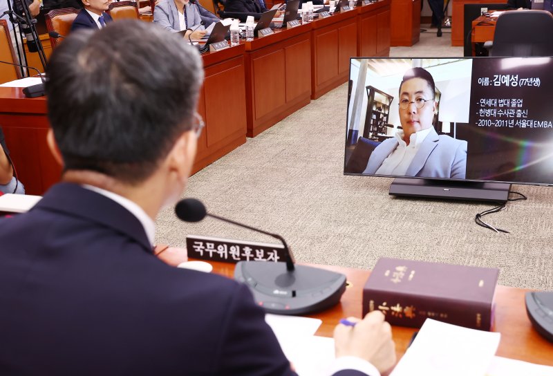 정성호 법무부 장관 후보자가 지난7월 16일 오전 서울 여의도 국회 법제사법위원회에서 열린 법무부 장관 후보자 인사청문회에서 바카라 온라인 여사의 바카라 온라인로 알려진 김예성씨의 사진을 보고 있다. /사진=뉴스1