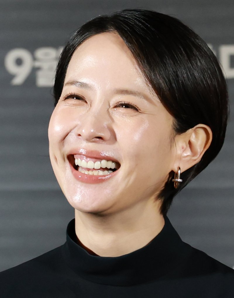 배우 조여정이 12일 서울 용산구 CGV용산아이파크몰에서 열린 영화 '살인자 리포트(감독 조영준)' 제작보고회에 참석해 미소를 짓고 있다. '살인자 리포트'는 특종에 목마른 베테랑 기자 선주(조여정 분)에게 정신과 의사 영훈(정성일 분)이 연쇄살인을 고백하는 인터뷰를 요청하면서 벌어지는 이야기를 담은 작품이다. 2025.8.12/뉴스1 ⓒ News1 권현진 기자