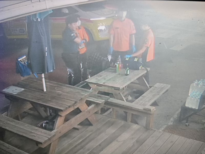 새벽 3시 소주 1병 산 낯선 손님, 편의점주가 온몸으로 막은 사연은