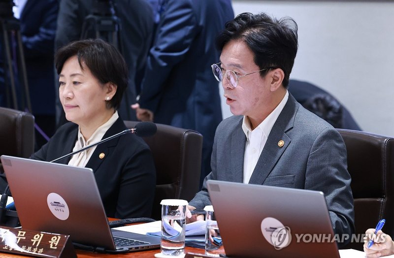 국무회의에서 발표하는 고용노동부 장관 (출처=연합뉴스)