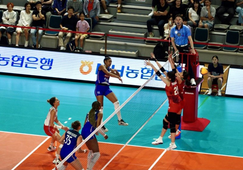 프랑스 공격에 블로킹하는 일본 여자배구 대표팀 선수들(오른쪽) (출처=연합뉴스)