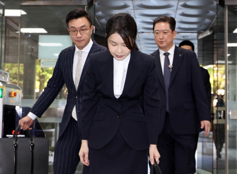 윤석열 전 대통령 부인 김건희 여사가 12일 오전 서울 서초구 서울중앙지법에서 열린 자본시장과 금융투자업에 관한 법률 위반 및 정치자금법 위반 혐의 등의 구속 전 피의자 심문(영장실질심사)에 출석하며 고개숙여 인사하고 있다. 2025.8.12/뉴스1 ⓒ News1 사진공동취재단