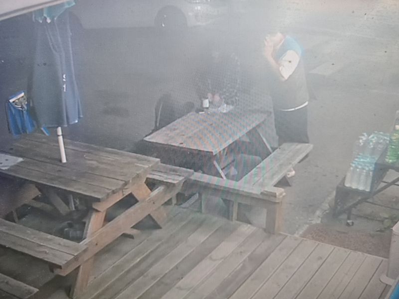 새벽 3시 소주 1병 산 낯선 손님, 편의점주가 온몸으로 막은 사연은