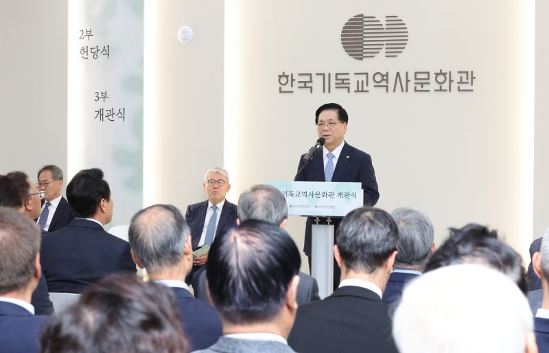 이영훈 한국기독교역사문화재단 이사장이 지난 12일 오후 서울 은평구 한국기독교역사문화관에서 열린 개관식에서 헌당기도를 하고 있다. 뉴시스