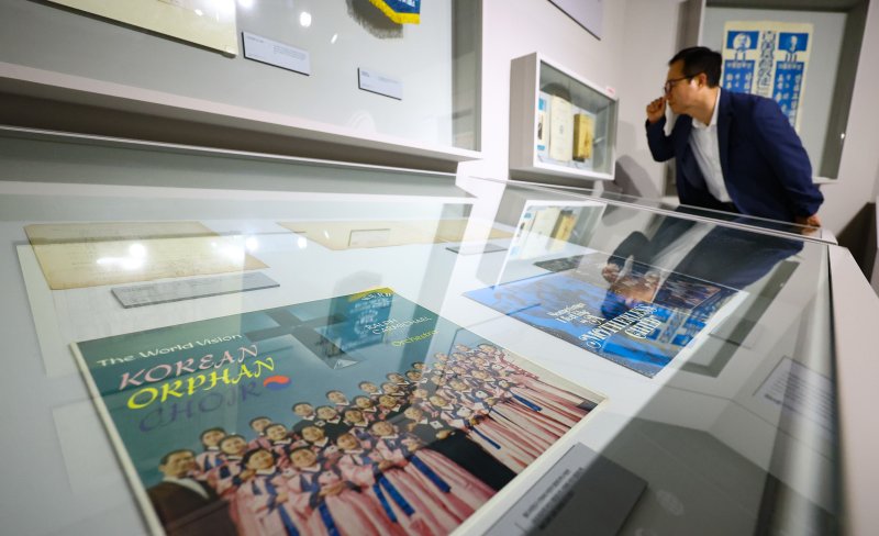 지난 12일 오후 서울 은평구 한국기독교역사문화관에서 열린 개관식을 찾은 참석자들이 전시를 관람하고 있다. 뉴시스