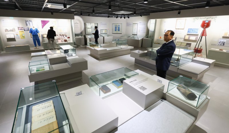 지난 12일 오후 서울 은평구 한국기독교역사문화관 상설전시실에서 참석자들이 전시를 관람하고 있다. 뉴시스