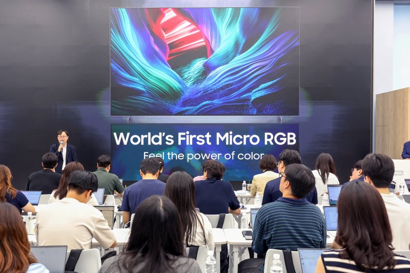 이종포 삼성전자 영상디스플레이사업부 개발팀 상무가 12일 오전 서울 서초구 삼성 강남 전시장에서 마이크로 RGB TV의 기능과 특징을 소개하고 있다. 마이크로 RGB TV는 115형 대화면에 초미세 단위 마이크로 RGB 컬러 백라이트를 적용한 것이 특징으로, 빨강·초록·파랑 색상을 각각 독립적으로 정밀 제어할 수 있다. 2025.8.12/뉴스1 ⓒ News1 민경석 기자
