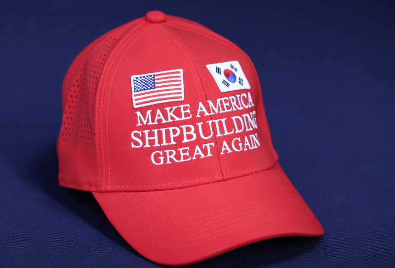 3일 서울 용산구 대통령실 청사에서 한미 관세 협상 타결을 위해 우리 정부가 제작한 '마스가(MASGA)' 문구가 쓰인 빨간 모자를 언론에 공개하고 있다. 김용범 대통령실 정책실장은 이날 'KBS 일요진단 라이브'에 출연해 '마스가(MASGA)' 모자를 들고나와, 이를 보여주며 "산업부가 부처 전체 역량을 총동원해 혼연일체로 방안을 만들었다. 이 모자도 그래서 만든 것＂이라고 설명했다. 2025.8.3/뉴스1 ⓒ News1 허경 기자