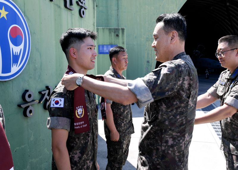 12일 김명수 합참의장이 10전투비행단 대비태세를 점검하며 정비요원을 격려하고 있다. 합동참모본부 제공