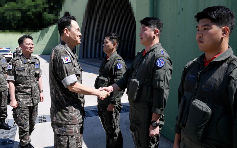 12일 김명수 합참의장이 10전투비행단 대비태세를 점검하며 조종사를 격려하고 있다. 합동참모본부 제공