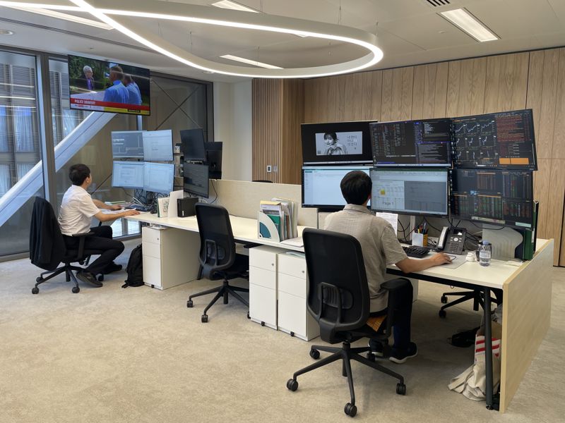 영국 런던의 하나은행 런던자금센터 '하나 인피니티 런던'에서 직원들이 외환 업무를 하고 있다. 사진=박소현 기자