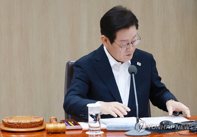 이재명 대통령, 국무회의 의안 심의 준비 (출처=연합뉴스)