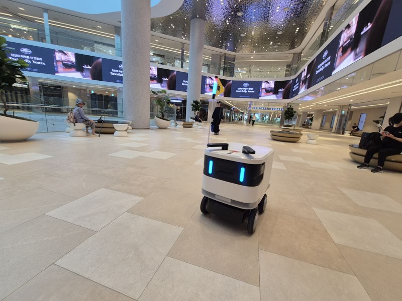 서울 광진구 자양동 'NC이스트폴' 내 센트럴스퀘어에서 배송로봇이 이동하고 있다. 사진=전민경 기자
