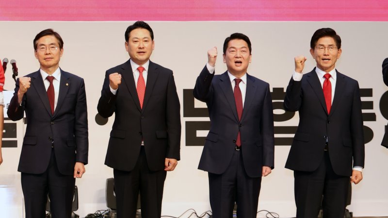 국민의힘 제6차 전당대회 부산·울산·경남 합동연설회가 열린 12일 부산 해운대구 벡스코 오디토리움에서 조경태(왼쪽부터), 장동혁, 안철수, 김문수 국민의힘 당 대표 후보가 합동연설회가 끝난 뒤 무대에 올라 당원들에게 인사하고 있다. 뉴시스