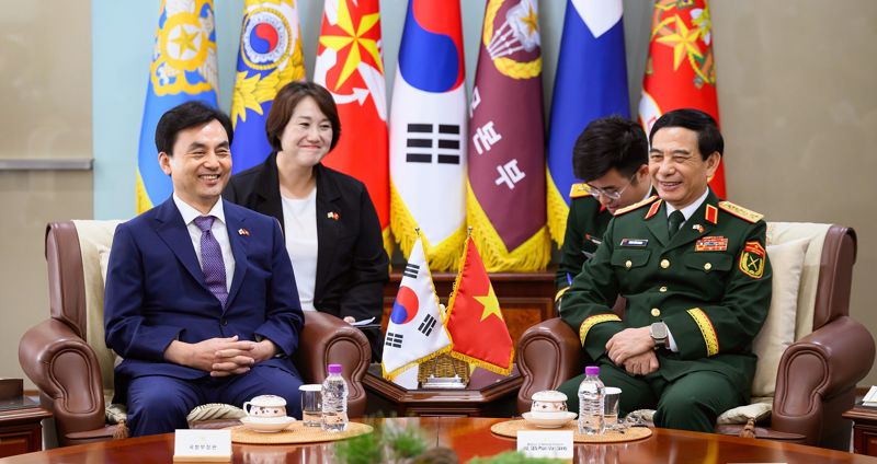 안규백 국방부장관은 12일 오후 국방부에서 방한 중인 판 반 장 (Phan Van Giang) 베트남 국방장관과 회담을 갖고, 양국 간 국방 및 방산협력 강화방안에 대해 논의했다. 국방부 제공