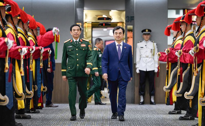 안규백 국방부장관은 12일 오후 국방부에서 방한 중인 판 반 장 (Phan Van Giang) 베트남 국방장관과 회담을 갖고, 양국 간 국방 및 방산협력 강화방안에 대해 논의했다. 한-베 국방장관회담에 앞서 환영행사를 진행하고 있다.국방부 제공