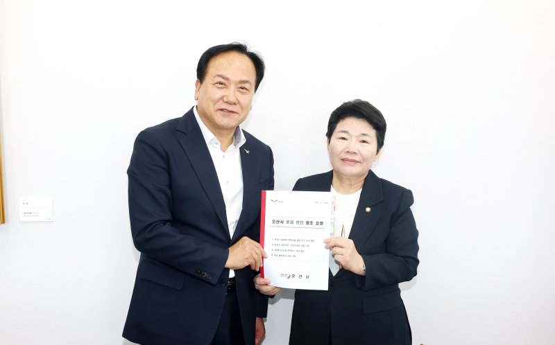 [오산=뉴시스] 이권재 시장이 국회 임이자 기재위원장에게 재난안전 대응 예산반영 건의안을 전달하고 있다. (사진=오산시 제공) 2025.08.12.photo@newsis.com