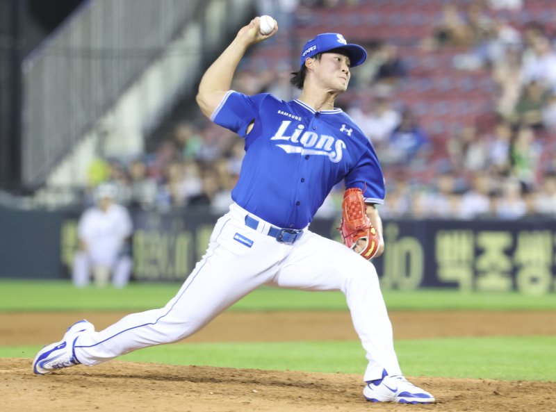 [서울=뉴시스] 황준선 기자 = 1일 서울 송파구 잠실야구장에서 열린 2025 KBO리그 삼성 라이온즈와 두산 베어스의 경기, 9회 말 삼성 마무리 이호성이 역투하고 있다. 2025.07.01. hwang@newsis.com