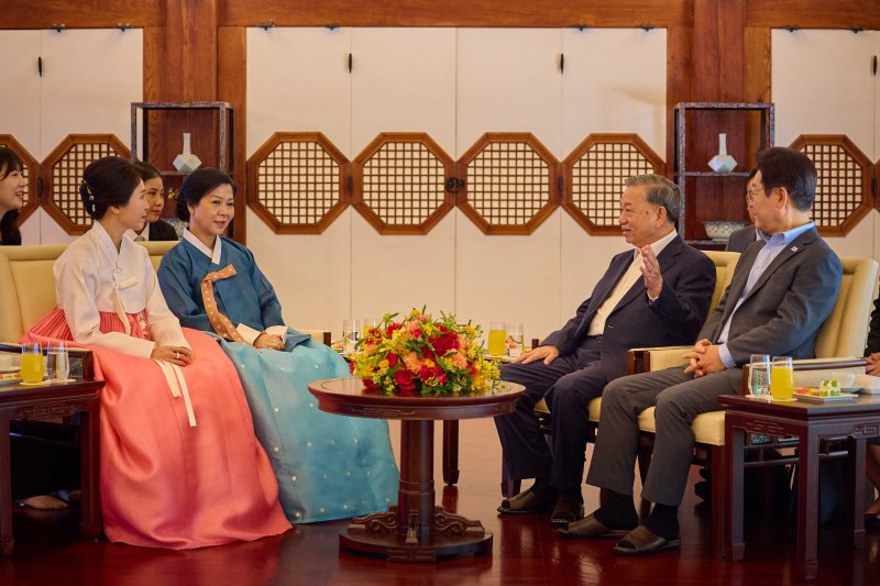 이재명 대통령과 부인 김혜경 여사가 12일 청와대 상춘재에서 국빈 방한한 또 럼 베트남 당서기장, 응오 프엉 리 여사와 차담을 갖고 있다. (대통령실 제공. 재판매 및 DB금지) 2025.8.12/뉴스1 ⓒ News1 이재명 기자