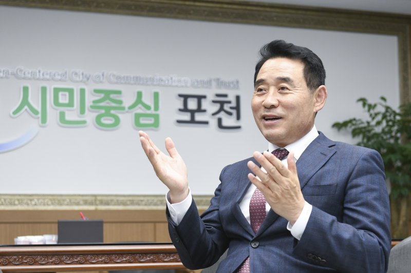 백영현 포천시장이 12일 포천시청 집무실에서 지난 호우 이후 피해 복구 과정 등 현안에 대해 설명하고 있다. 포천시 제공