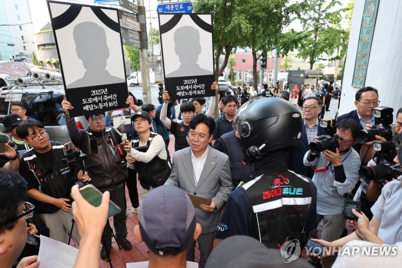 노동자들과 대화하는 김영훈 장관 (출처=연합뉴스)