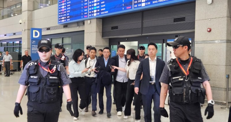 '집사 게이트' 당사자로 지목된 김예성씨가 12일 베트남에서 귀국한 뒤 체포됐다. 뉴시스