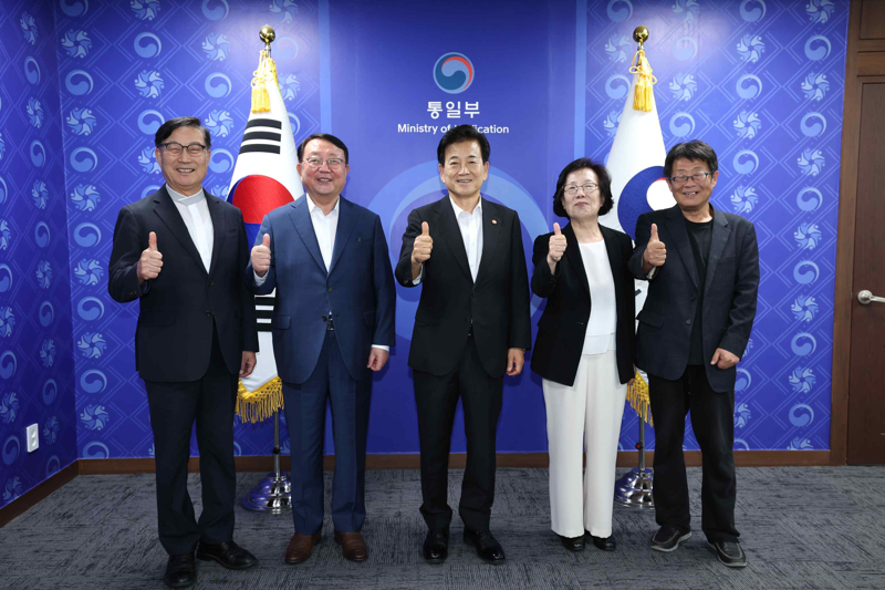 정동영 통일부 장관이 12일 통일비전시민회의 상임공동의장단과 만나서 엄치를 치켜세우고 있다. 통일부 제공