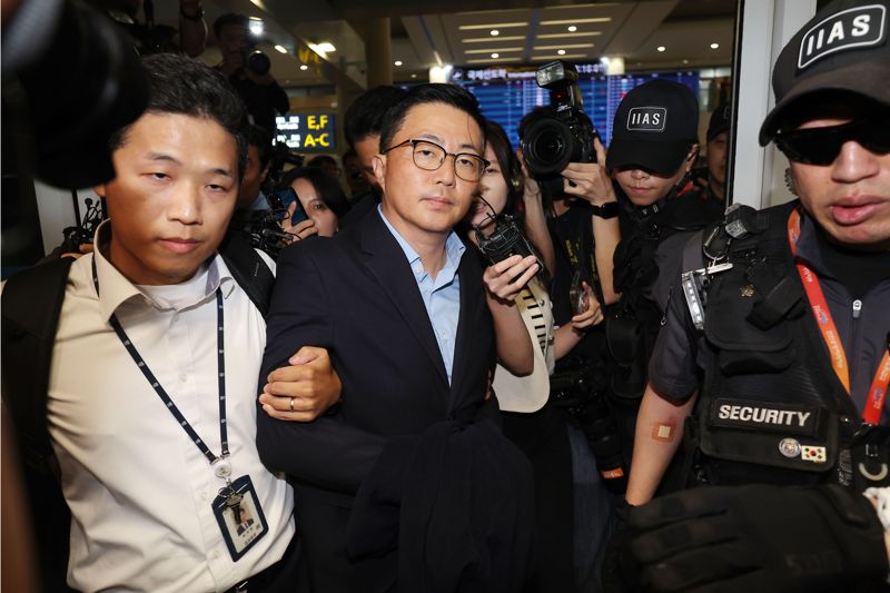 김건희 여사 일가의 '집사'로 알려진 김예성씨가 12일 인천국제공항 제1여객터미널을 통해 입국한 뒤 김건희 특별검사팀(민중기 특검)에 체포돼 이동하고 있다. 연합뉴스