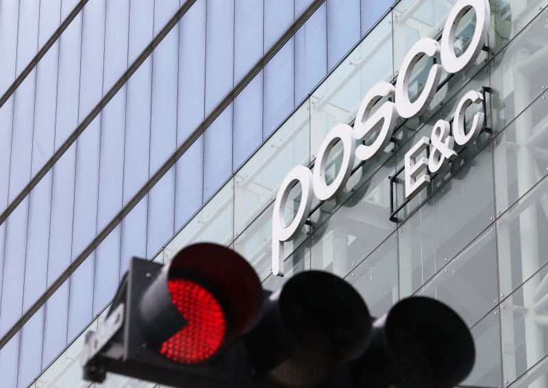 6일 인천 연수구 송도국제도시에 위치한 포스코이앤씨 송도사옥 앞 신호등에 빨간불이 켜져 있다.2025.8.6/뉴스1 ⓒ News1 장수영 기자